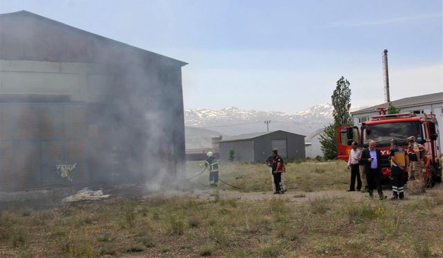 Erzincan'da boş depoda çıkan yangın paniğe sebep oldu Erzincan'da boş depoda çıkan yangın paniğe sebep oldu