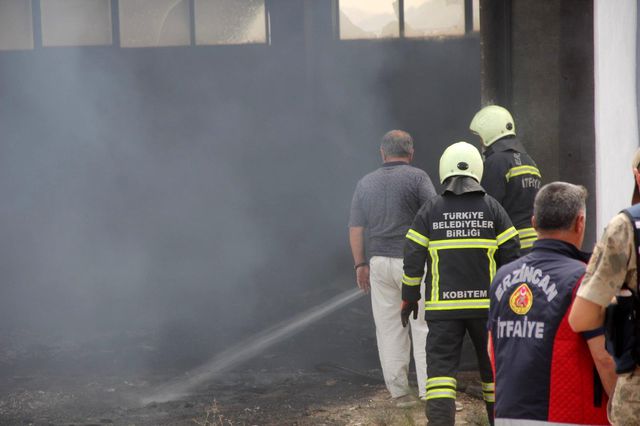 Erzincan'da boş depoda çıkan yangın paniğe sebep oldu Erzincan'da boş depoda çıkan yangın paniğe sebep oldu