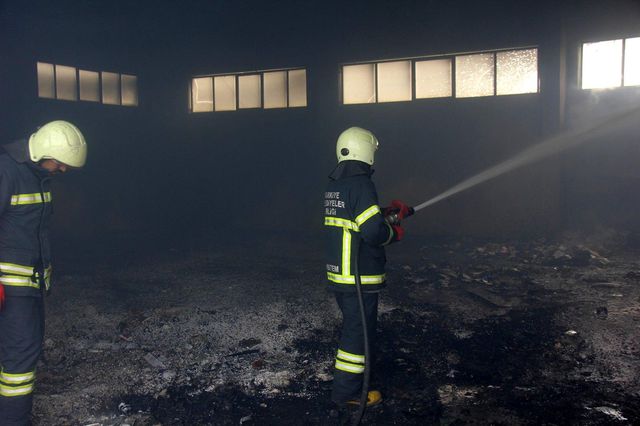 Erzincan'da boş depoda çıkan yangın paniğe sebep oldu Erzincan'da boş depoda çıkan yangın paniğe sebep oldu