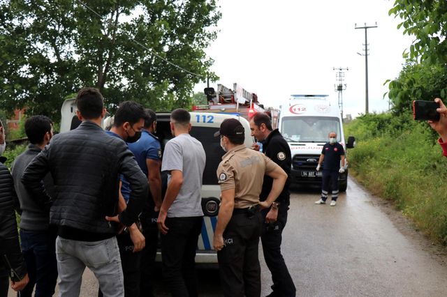 Kızdığı eşinin elbiselerini yakıp, kendisini eve kilitledi