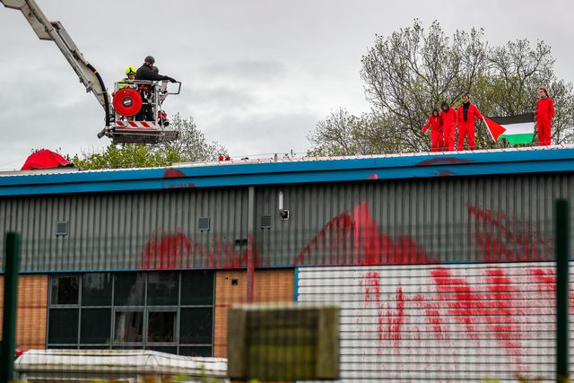 Filistinliler 'Gazze'de kullanılan SİHA'lar burada üretiliyor' diyerek İsrail'in İngiltere'deki fabrikasını bastı