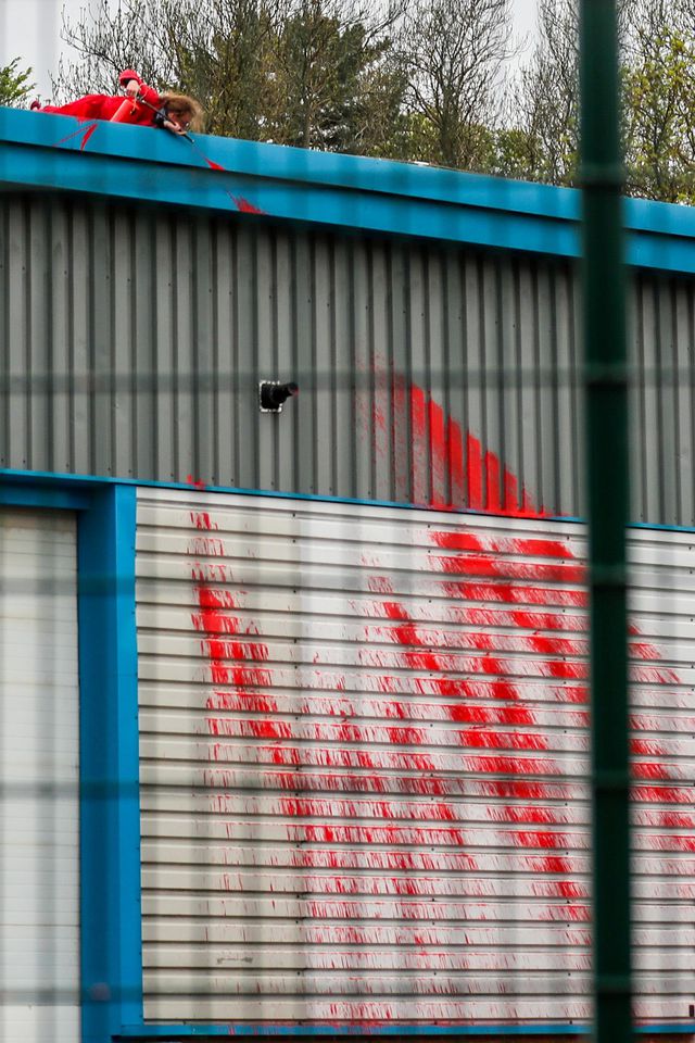 Filistinliler 'Gazze'de kullanılan SİHA'lar burada üretiliyor' diyerek İsrail'in İngiltere'deki fabrikasını bastı