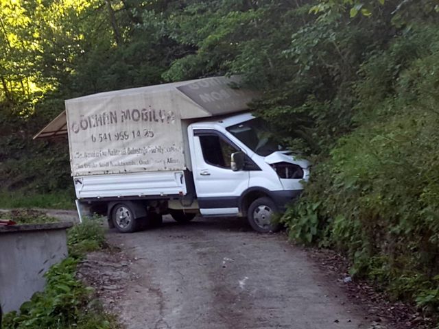 Son dakika haberi: Freni boşalan kamyonet yol kenarına çarparak durabildi: 1 ölü, 1 yaralı