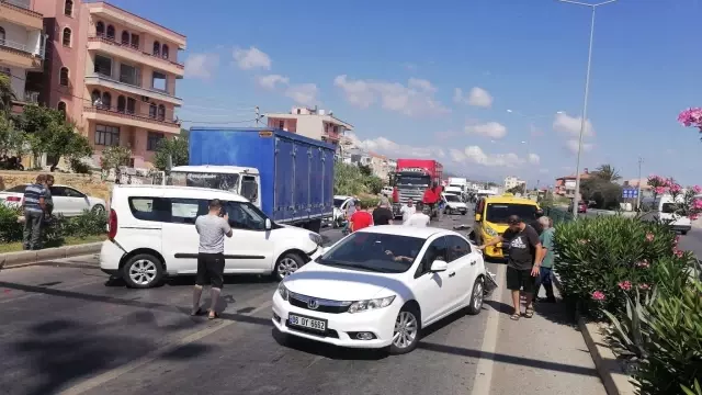 Freni patlayan kamyon kırmızı ışıkta bekleyen araçların arasına böyle daldı:  2 yaralı - Haberler | Haberler.com