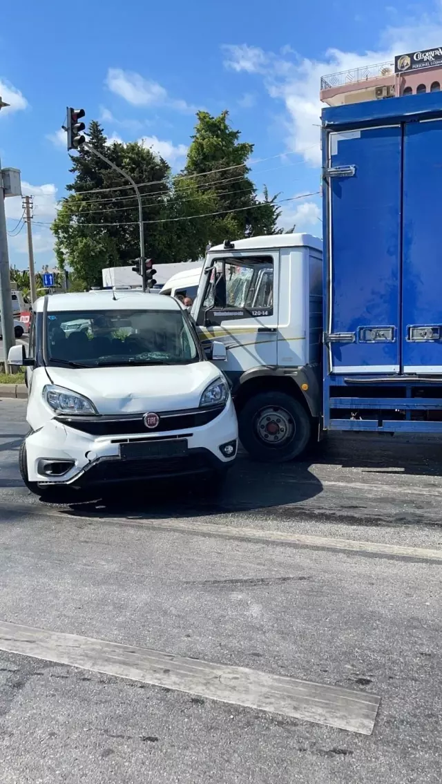 Freni patlayan kamyon kırmızı ışıkta bekleyen araçların arasına böyle daldı:  2 yaralı - Haberler | Haberler.com