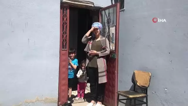 Genç kız yeniden elini tam kullanabilmenin umuduyla yaşıyor Genç kız yeniden elini tam kullanabilmenin umuduyla yaşıyor