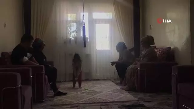 Genç kız yeniden elini tam kullanabilmenin umuduyla yaşıyor Genç kız yeniden elini tam kullanabilmenin umuduyla yaşıyor