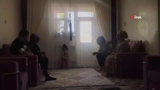 Genç kız yeniden elini tam kullanabilmenin umuduyla yaşıyor Genç kız yeniden elini tam kullanabilmenin umuduyla yaşıyor