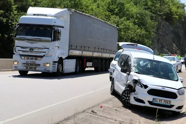 Hafif ticari araç yakıt tankerine çarptı: 1 yaralı Hafif ticari araç yakıt tankerine çarptı: 1 yaralı