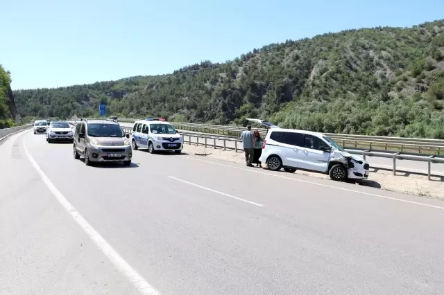 Hafif ticari araç yakıt tankerine çarptı: 1 yaralı Hafif ticari araç yakıt tankerine çarptı: 1 yaralı