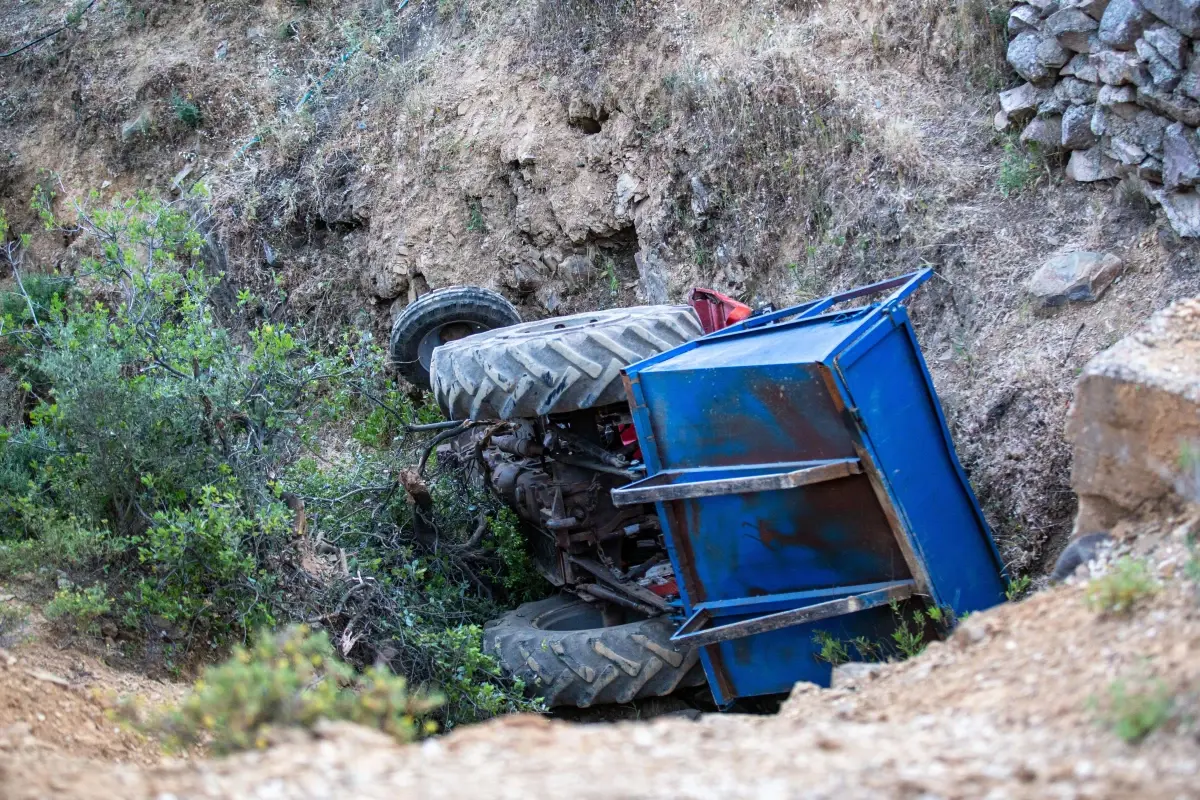 Hatay'da freni arızalanan traktör dereye devrildi