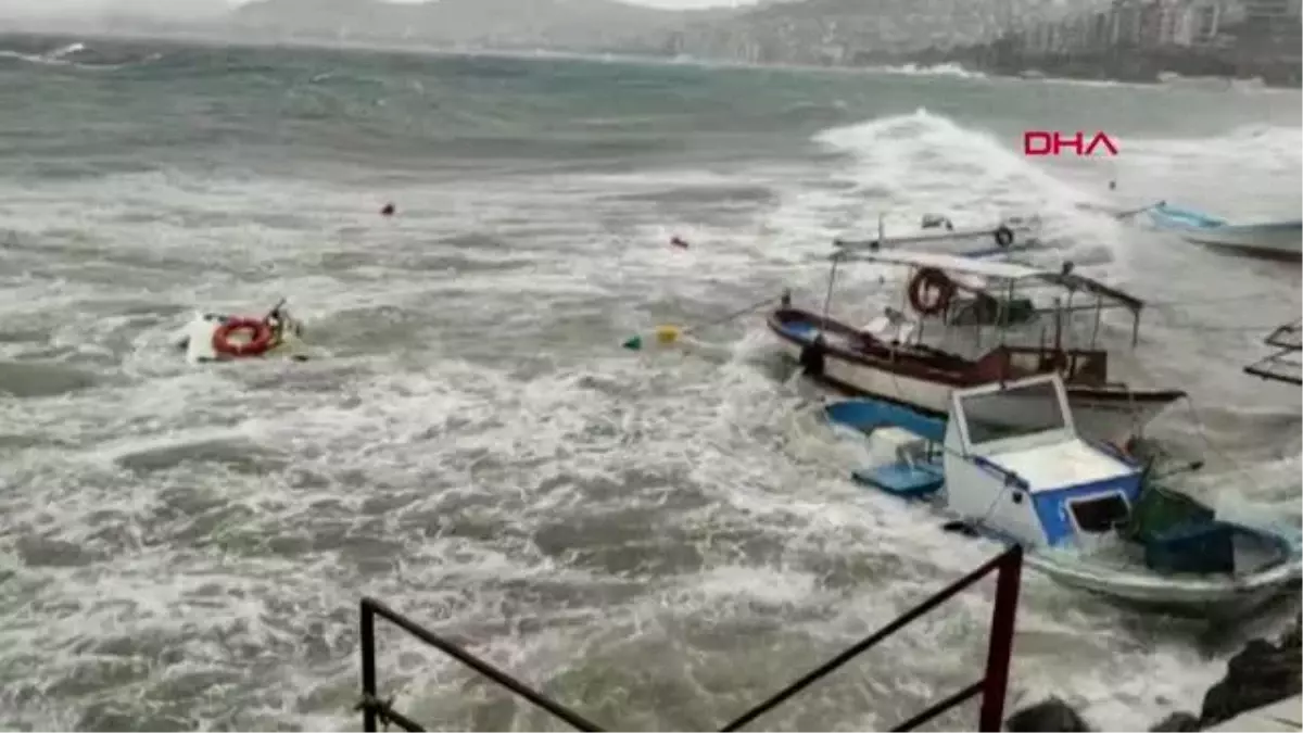 Dikili'de fırtına tekneleri batırdı