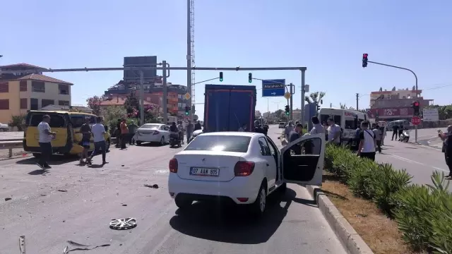 Freni patlayan kamyon kırmızı ışıkta bekleyen araçların arasına böyle daldı:  2 yaralı - Haberler | Haberler.com