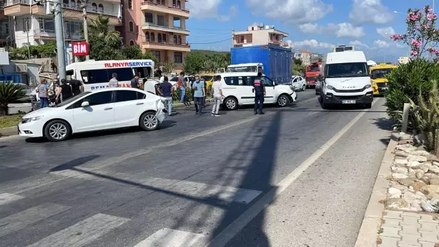 Kamyon kırmızı ışıkta bekleyen araçların arasına daldı: 2 yaralı Kamyon kırmızı ışıkta bekleyen araçların arasına daldı: 2 yaralı