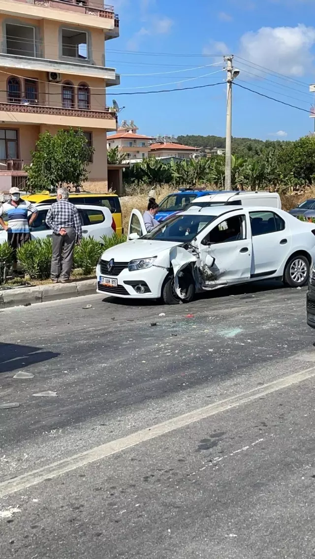 Kamyon kırmızı ışıkta bekleyen araçların arasına daldı: 2 yaralı Kamyon kırmızı ışıkta bekleyen araçların arasına daldı: 2 yaralı