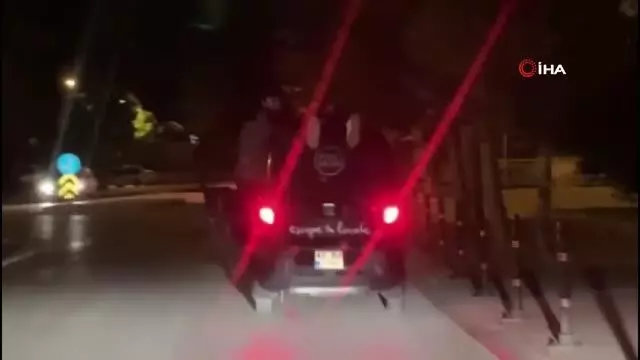 Otomobilin üstündeki tehlikeli yolculuk kamerada