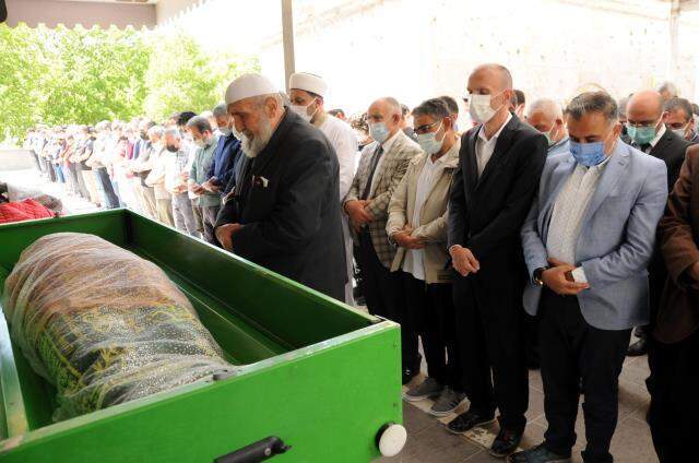 Reddettiği şahıs tarafından öldürülen Arife öğretmen gözyaşlarıyla uğurlandı
