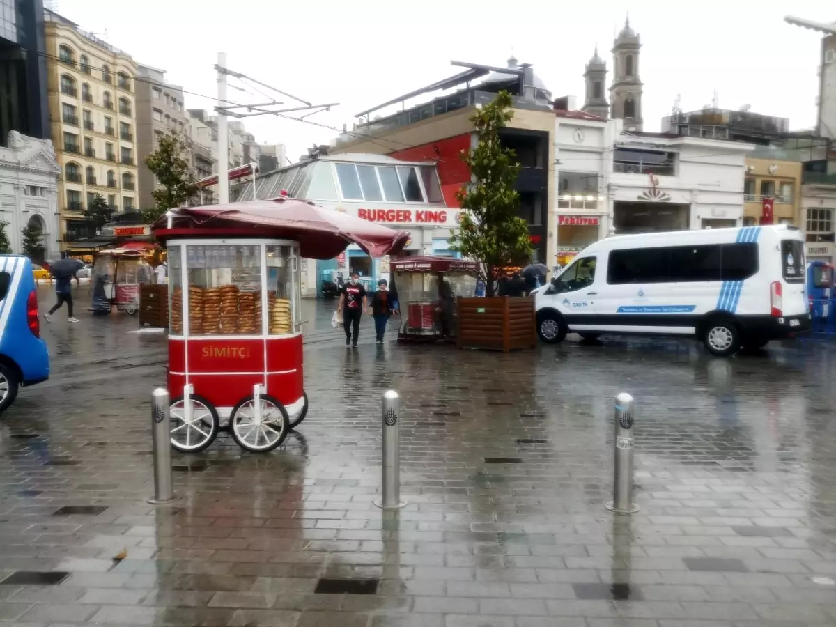 Taksim'de sağanak yağış
