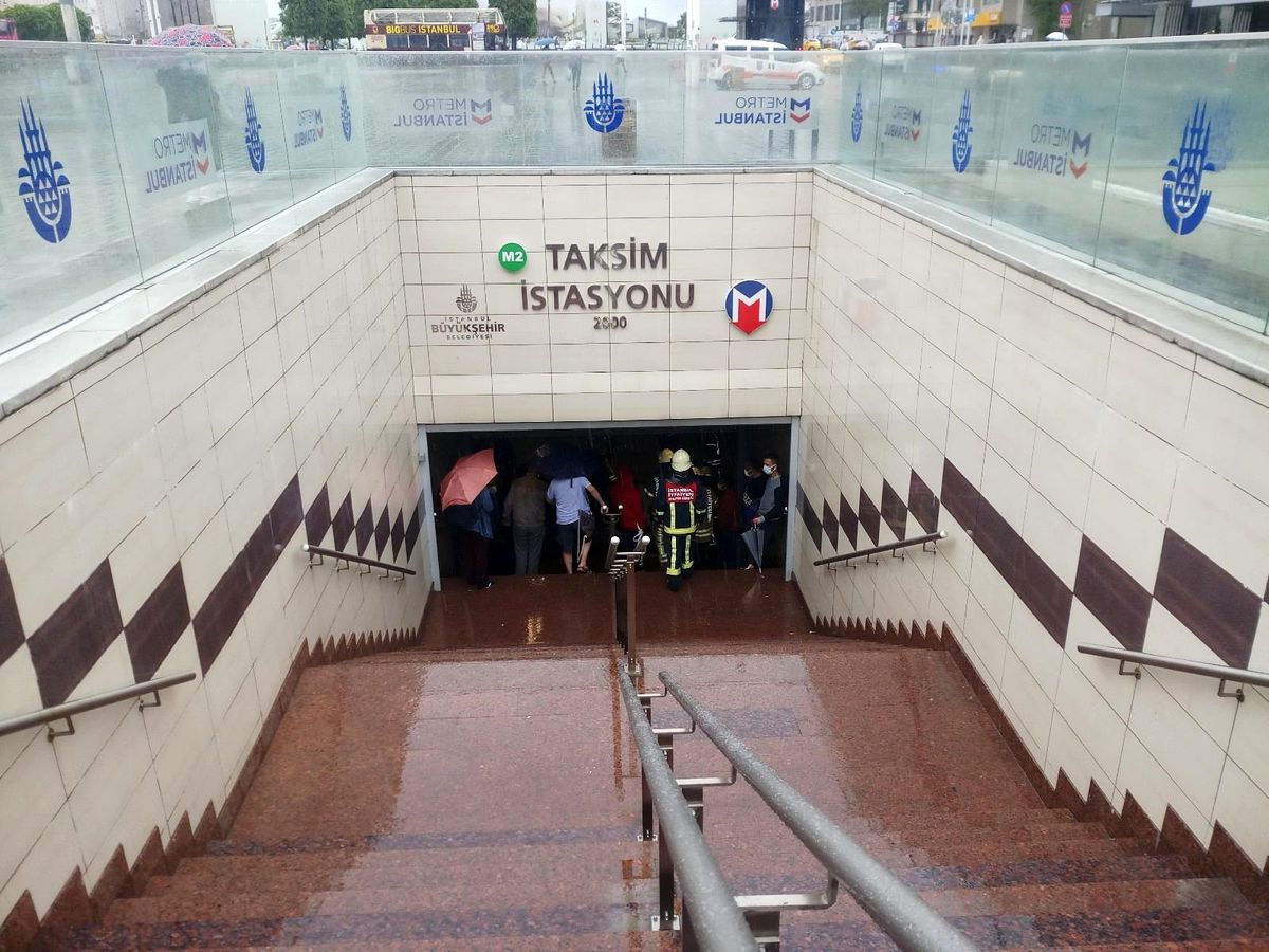 İstanbul'un göbeğinde korkutan olay! Metro raylarına atlayan kadının bacağı koptu