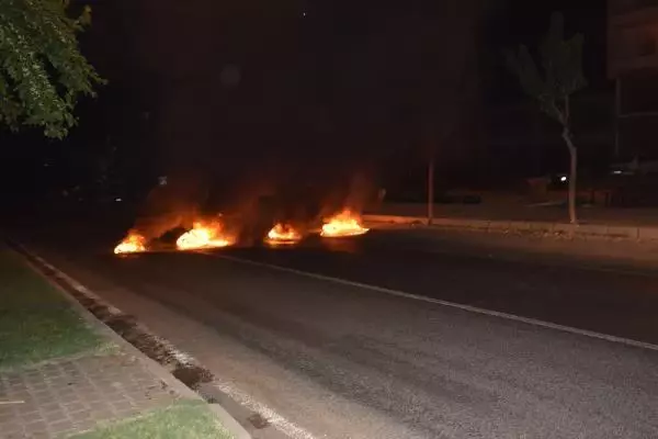 Yolu kapatıp, su istediler Yolu kapatıp, su istediler