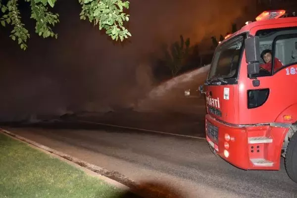Yolu kapatıp, su istediler Yolu kapatıp, su istediler