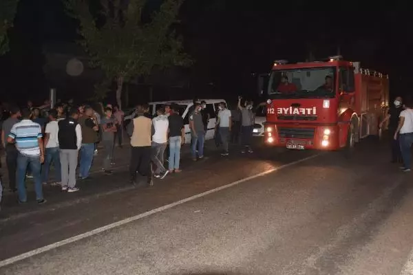 Yolu kapatıp, su istediler Yolu kapatıp, su istediler