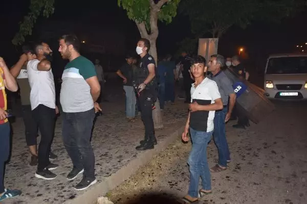 Yolu kapatıp, su istediler Yolu kapatıp, su istediler
