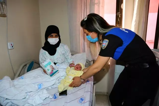 Son dakika haberleri! Polis ekipleri ihtiyaç sahibi ailelere bebek bezi dağıttı Son dakika haberleri! Polis ekipleri ihtiyaç sahibi ailelere bebek bezi dağıttı