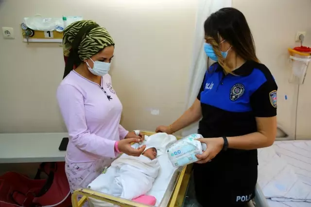 Son dakika haberleri! Polis ekipleri ihtiyaç sahibi ailelere bebek bezi dağıttı Son dakika haberleri! Polis ekipleri ihtiyaç sahibi ailelere bebek bezi dağıttı