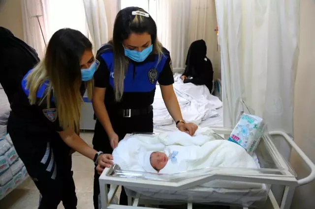 Son dakika haberleri! Polis ekipleri ihtiyaç sahibi ailelere bebek bezi dağıttı Son dakika haberleri! Polis ekipleri ihtiyaç sahibi ailelere bebek bezi dağıttı