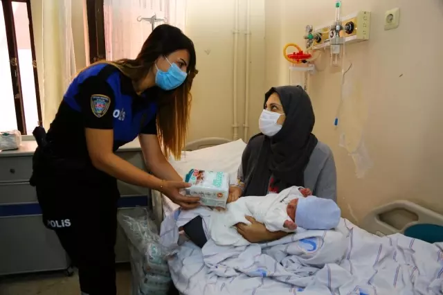 Son dakika haberleri! Polis ekipleri ihtiyaç sahibi ailelere bebek bezi dağıttı Son dakika haberleri! Polis ekipleri ihtiyaç sahibi ailelere bebek bezi dağıttı