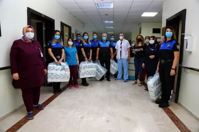 Son dakika haberleri! Polis ekipleri ihtiyaç sahibi ailelere bebek bezi dağıttı Son dakika haberleri! Polis ekipleri ihtiyaç sahibi ailelere bebek bezi dağıttı