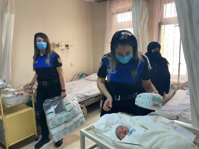 Adana'da polisten, ailelere yeni doğan bebekleri için bez desteği Adana'da polisten, ailelere yeni doğan bebekleri için bez desteği