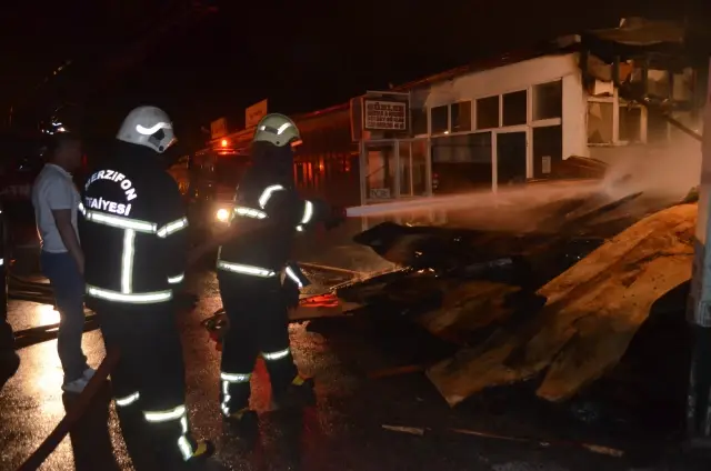 Son Dakika | Amasya'da çıkan yangın 2 mobilya atölyesinde hasara neden oldu Son Dakika | Amasya'da çıkan yangın 2 mobilya atölyesinde hasara neden oldu