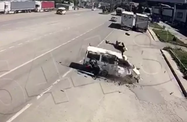 Motosikletten fırlayıp minibüsün üstüne düştü! Feci kaza kamerada Motosikletten fırlayıp minibüsün üstüne düştü! Feci kaza kamerada