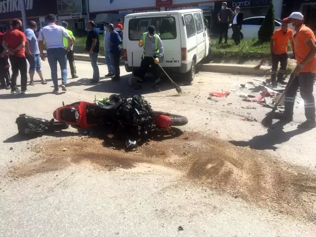 Motosikletten fırlayıp minibüsün üstüne düştü! Feci kaza kamerada Motosikletten fırlayıp minibüsün üstüne düştü! Feci kaza kamerada