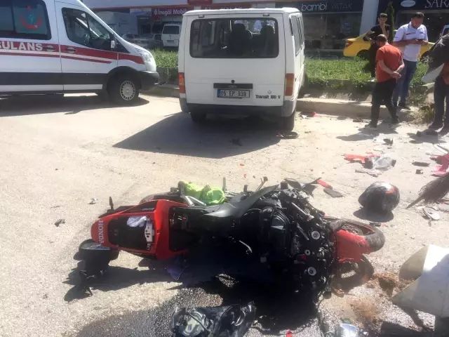 Motosikletten fırlayıp minibüsün üstüne düştü! Feci kaza kamerada Motosikletten fırlayıp minibüsün üstüne düştü! Feci kaza kamerada