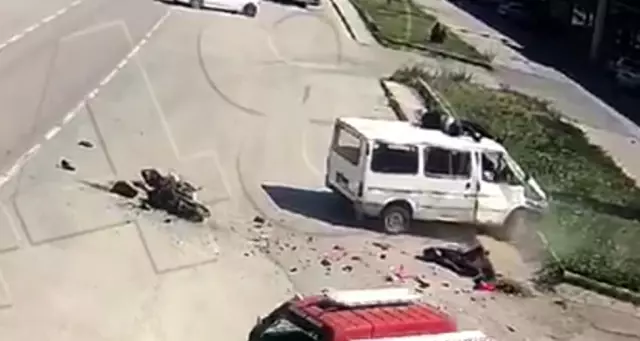 Motosikletten fırlayıp minibüsün üstüne düştü! Feci kaza kamerada Motosikletten fırlayıp minibüsün üstüne düştü! Feci kaza kamerada