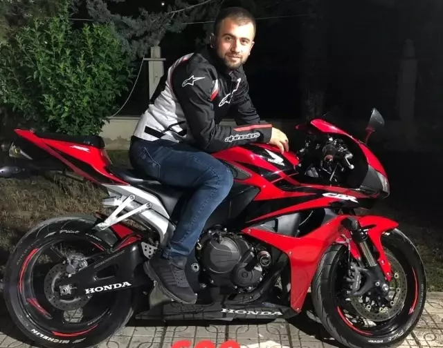 Motosikletten fırlayıp minibüsün üstüne düştü! Feci kaza kamerada Motosikletten fırlayıp minibüsün üstüne düştü! Feci kaza kamerada