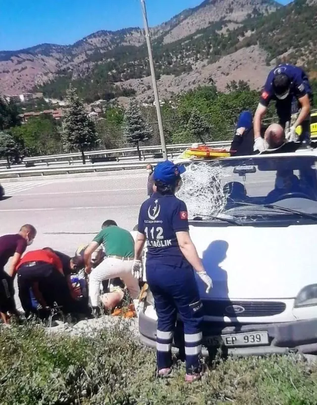 Motosikletten fırlayıp minibüsün üstüne düştü! Feci kaza kamerada Motosikletten fırlayıp minibüsün üstüne düştü! Feci kaza kamerada