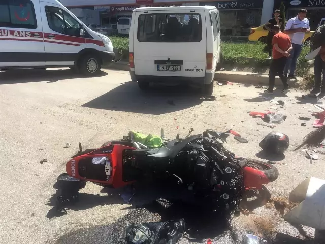 Son dakika haberleri | Amasya'da minibüs ile motosiklet çarpıştı: 1 ölü, 2 yaralı Son dakika haberleri | Amasya'da minibüs ile motosiklet çarpıştı: 1 ölü, 2 yaralı