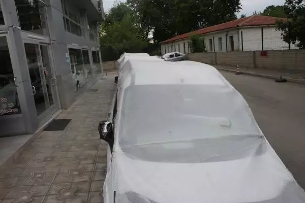 Araç sahiplerinden doluya karşı balonlu naylonla önlem Araç sahiplerinden doluya karşı balonlu naylonla önlem