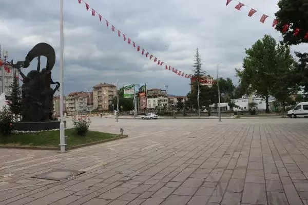 Araç sahiplerinden doluya karşı balonlu naylonla önlem Araç sahiplerinden doluya karşı balonlu naylonla önlem