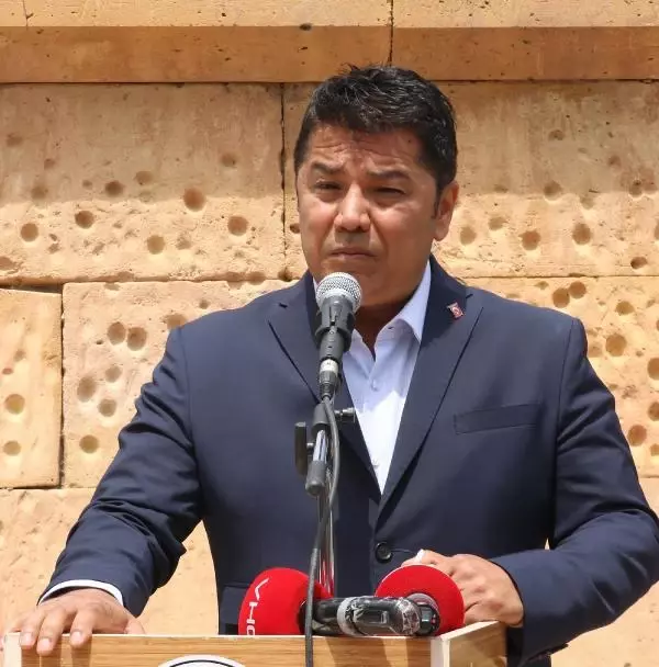 AŞIK MAHZUNİ ŞERİF, MEZARI BAŞINDA ANILDI