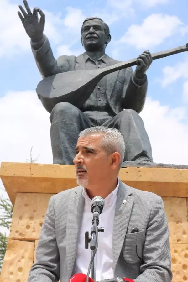 AŞIK MAHZUNİ ŞERİF, MEZARI BAŞINDA ANILDI