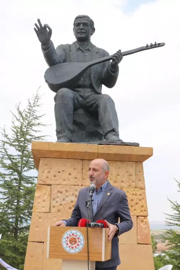 AŞIK MAHZUNİ ŞERİF, MEZARI BAŞINDA ANILDI