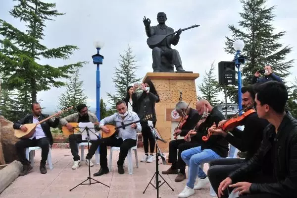 AŞIK MAHZUNİ ŞERİF, MEZARI BAŞINDA ANILDI
