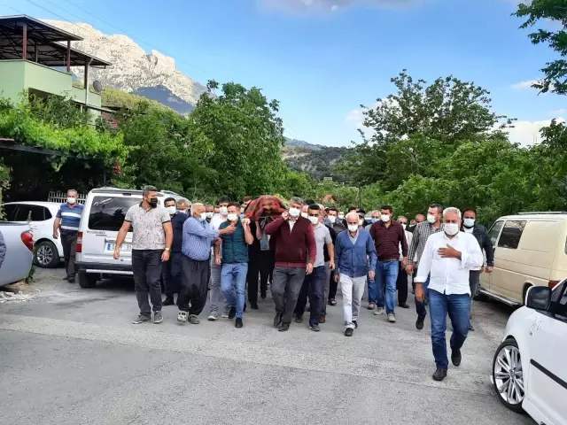 Atlas Okyanusu'nda ölen Türk kaptan son yolculuğuna uğurlandı Atlas Okyanusu'nda ölen Türk kaptan son yolculuğuna uğurlandı