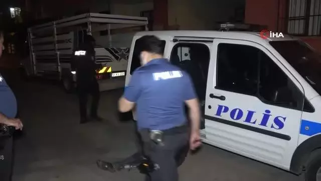 Bekçilerden kaçan şahıs bir evin bahçesinde saklanırken yakalandı Bekçilerden kaçan şahıs bir evin bahçesinde saklanırken yakalandı