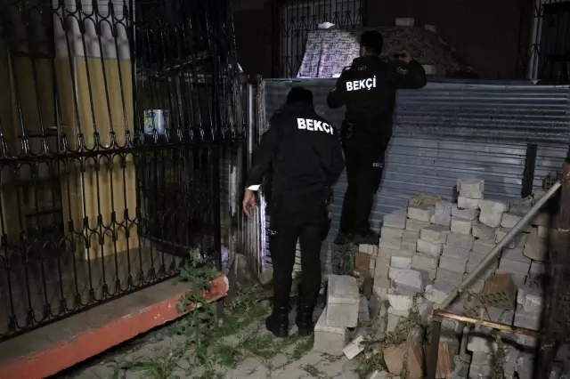 Bekçilerden kaçan şahıs bir evin bahçesinde saklanırken yakalandı Bekçilerden kaçan şahıs bir evin bahçesinde saklanırken yakalandı